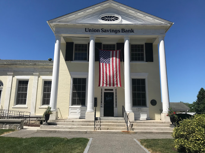 Exterior of Union Savings Bank branch located at 13 North StreetLitchfield, CT 06759
