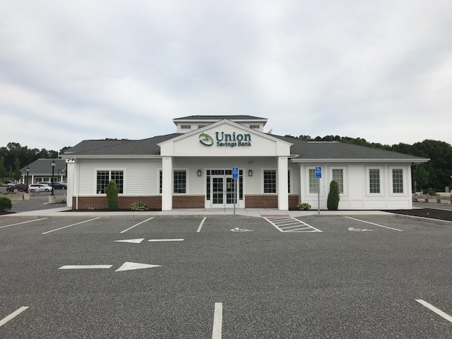 Exterior of Union Savings Bank branch located at 169 Danbury RoadNew Milford, CT 06776