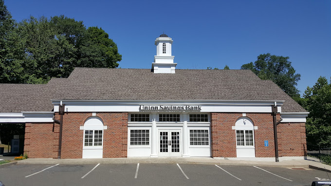 Exterior of Union Savings Bank branch located at 406 Main Street SouthSouthbury, CT 06488